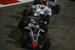 Foto zur News: Romain Grosjean (Haas) und Charles Leclerc (Sauber)