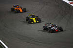 Foto zur News: Kevin Magnussen (Haas), Nico Hülkenberg (Renault) und Fernando Alonso (McLaren)