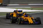 Foto zur News: Fernando Alonso (McLaren) und Stoffel Vandoorne (McLaren)