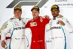 Foto zur News: Valtteri Bottas (Mercedes), Sebastian Vettel (Ferrari) und Lewis Hamilton (Mercedes)