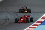 Foto zur News: Kimi Räikkönen (Ferrari) und Daniel Ricciardo (Red Bull)