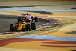 Foto zur News: Stoffel Vandoorne (McLaren) und Esteban Ocon (Force India)