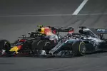 Foto zur News: Lewis Hamilton (Mercedes) und Max Verstappen (Red Bull)