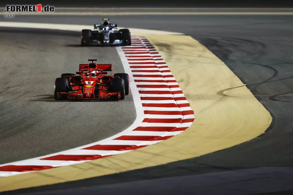 Foto zur News: Sebastian Vettel (Ferrari) und Valtteri Bottas (Mercedes)