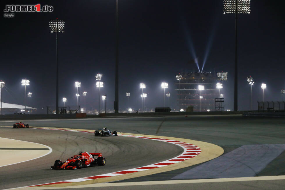 Foto zur News: Sebastian Vettel (Ferrari), Valtteri Bottas (Mercedes) und Kimi Räikkönen (Ferrari)
