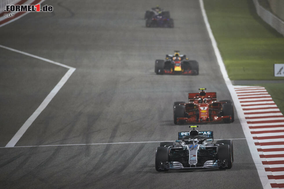 Foto zur News: Valtteri Bottas (Mercedes), Kimi Räikkönen (Ferrari) und Daniel Ricciardo (Red Bull)