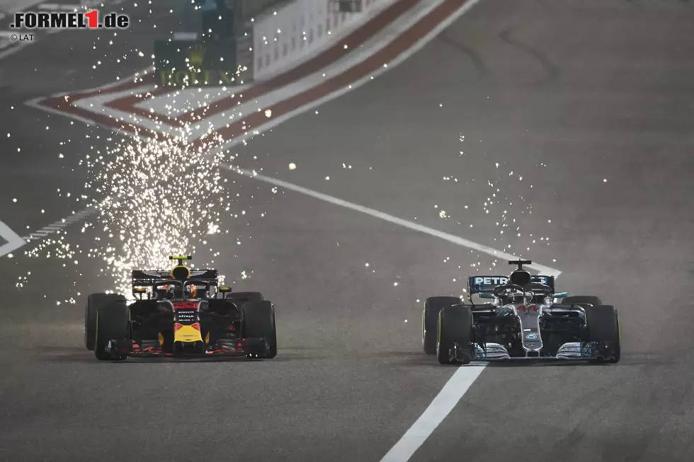 Foto zur News: Max Verstappen (Red Bull) und Lewis Hamilton (Mercedes)