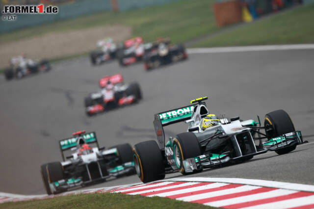 Foto zur News: 2012 ein ungewohntes Bild: Rosberg und Schumacher führen das Feld an. Während der jüngere Mercedes-Pilot siegte, ist der Kurs auch für "Schumi" denkwürdig. Jetzt durch die Geschichte des China-Grand-Prix klicken!