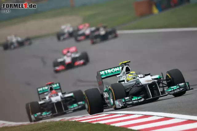 Foto zur News: 2012 ein ungewohntes Bild: Rosberg und Schumacher führen das Feld an. Während der jüngere Mercedes-Pilot siegte, ist der Kurs auch für "Schumi" denkwürdig. Jetzt durch die Geschichte des China-Grand-Prix klicken!