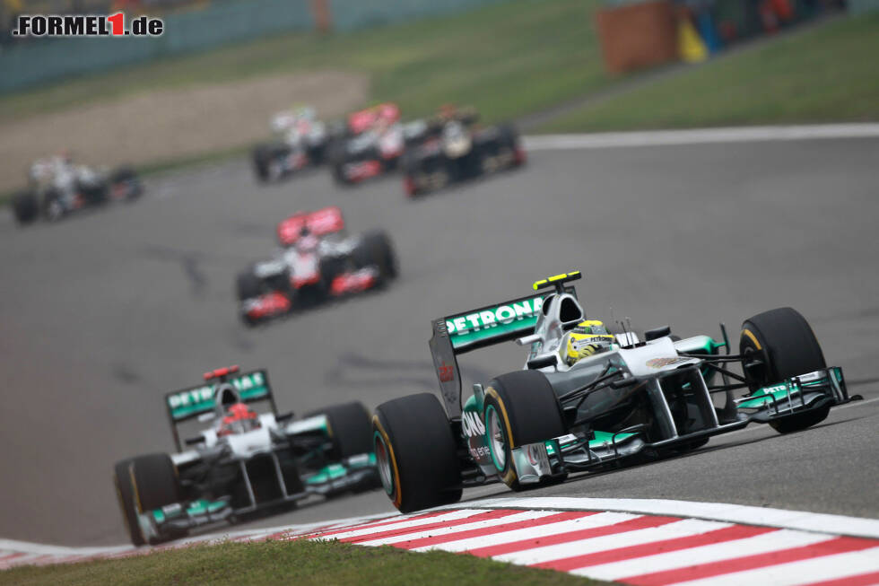 Foto zur News: 2012 ein ungewohntes Bild: Rosberg und Schumacher führen das Feld an. Während der jüngere Mercedes-Pilot siegte, ist der Kurs auch für &amp;quot;Schumi&amp;quot; denkwürdig. Jetzt durch die Geschichte des China-Grand-Prix klicken!