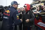 Foto zur News: Max Verstappen (Red Bull) und Lewis Hamilton (Mercedes)