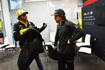 Foto zur News: Carlos Sainz (Renault) und Fernando Alonso (McLaren)