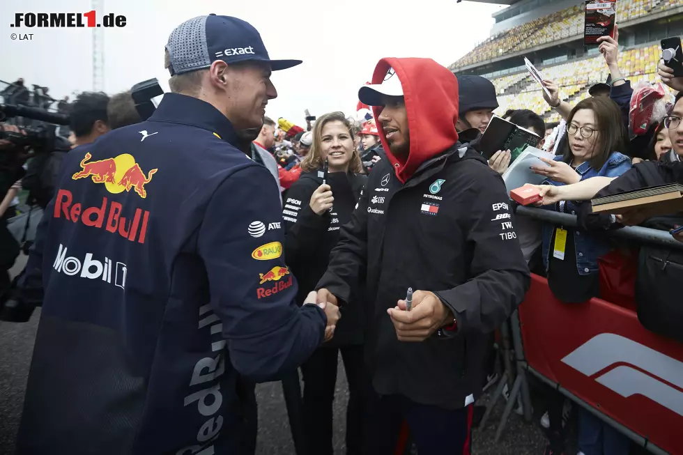 Foto zur News: Max Verstappen (Red Bull) und Lewis Hamilton (Mercedes)