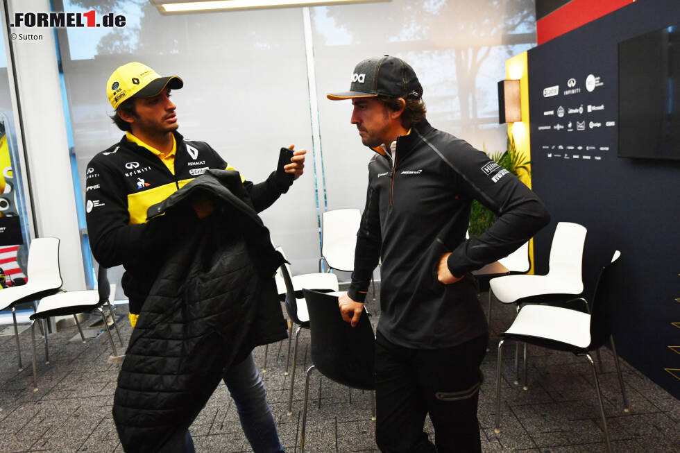 Foto zur News: Carlos Sainz (Renault) und Fernando Alonso (McLaren)