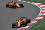 Foto zur News: Stoffel Vandoorne (McLaren) und Fernando Alonso (McLaren)