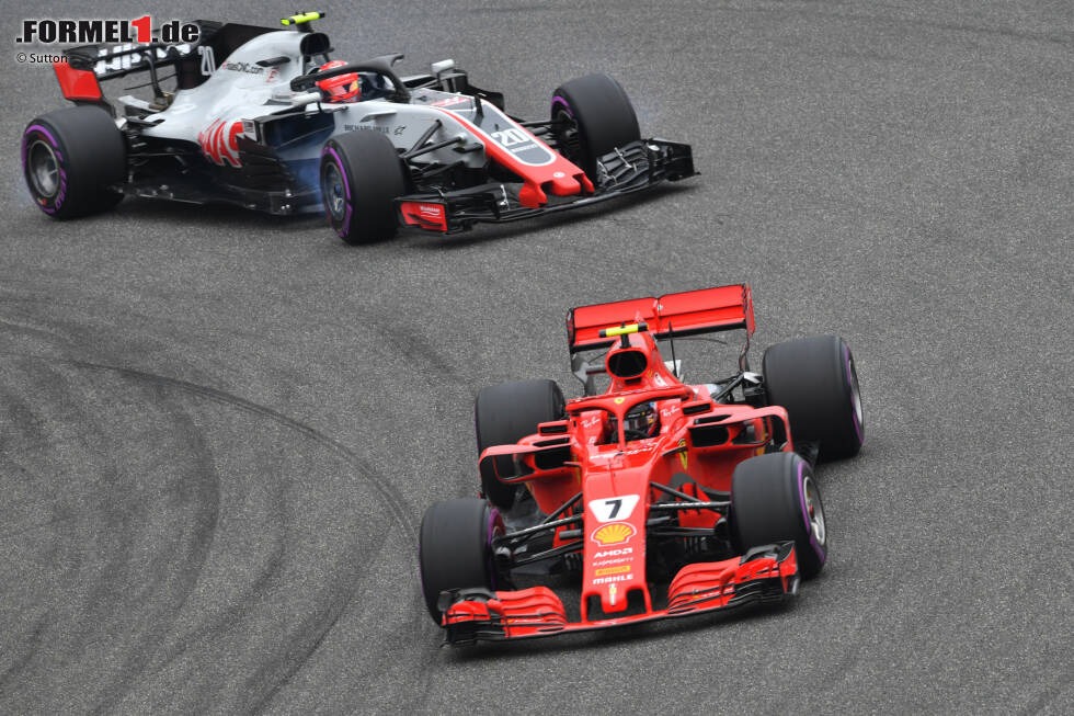 Foto zur News: Kimi Räikkönen (Ferrari) und Kevin Magnussen (Haas)