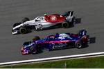 Foto zur News: Charles Leclerc (Sauber) und Brendon Hartley (Toro Rosso)