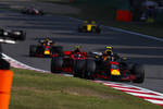 Foto zur News: Max Verstappen (Red Bull), Kimi Räikkönen (Ferrari) und Daniel Ricciardo (Red Bull)