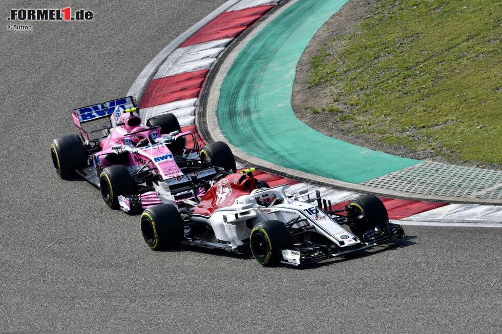 Foto zur News: Charles Leclerc (Sauber) und Esteban Ocon (Force India)