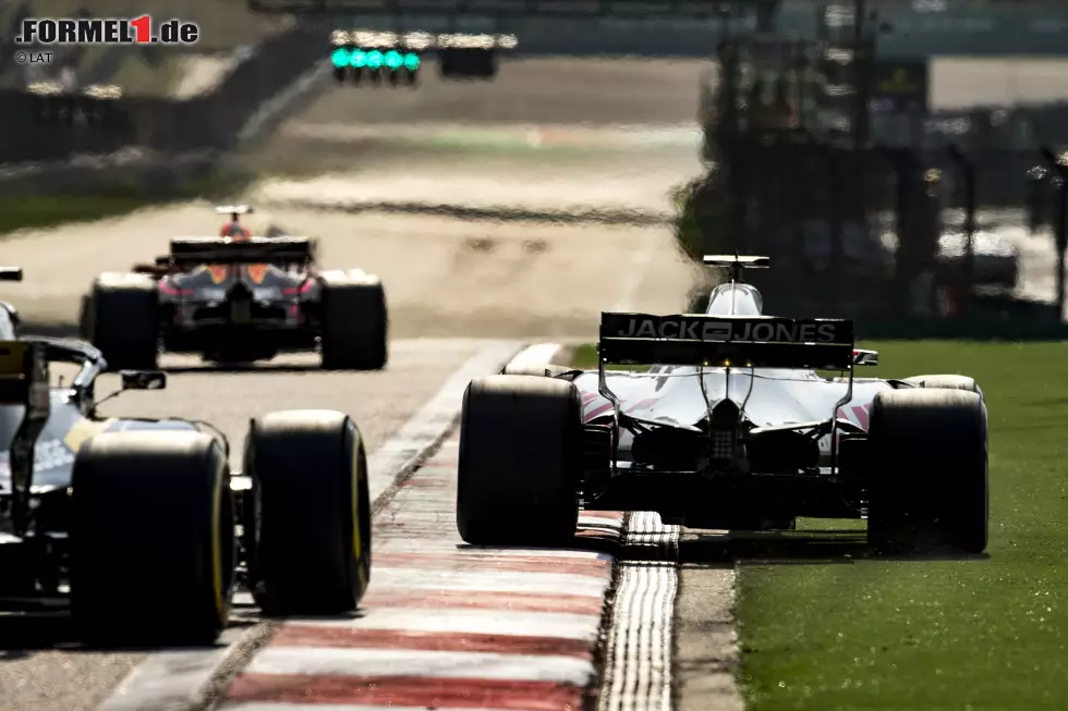 Foto zur News: Romain Grosjean (Haas) und Nico Hülkenberg (Renault)