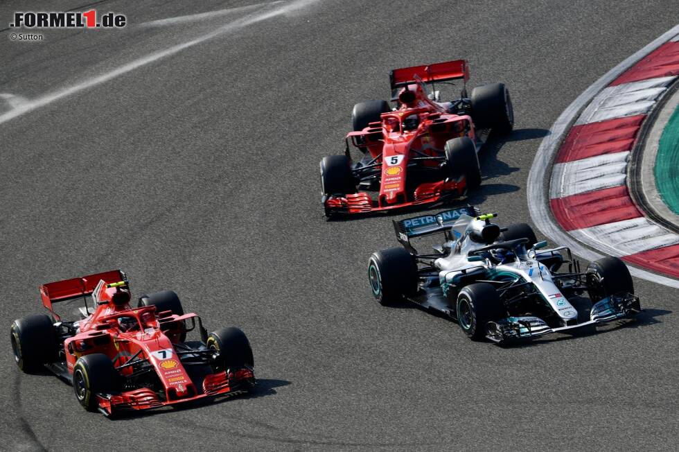 Foto zur News: Kimi Räikkönen (Ferrari), Valtteri Bottas (Mercedes) und Sebastian Vettel (Ferrari)