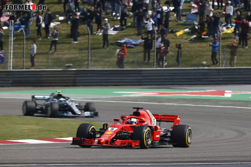 Foto zur News: Sebastian Vettel (Ferrari) und Valtteri Bottas (Mercedes)