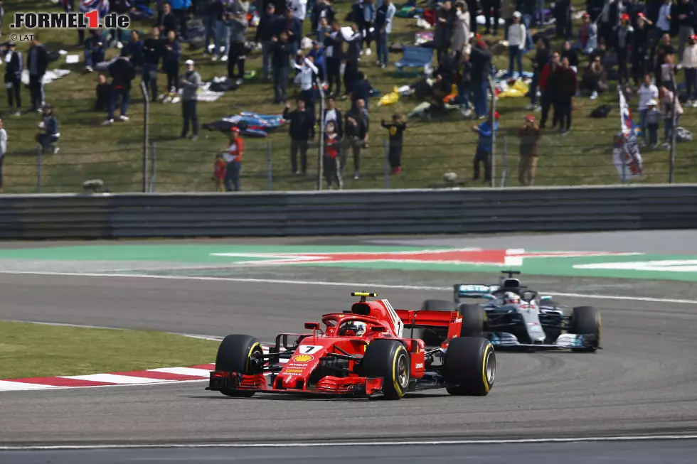 Foto zur News: Kimi Räikkönen (Ferrari) und Lewis Hamilton (Mercedes)