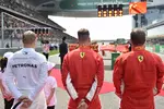 Foto zur News: Valtteri Bottas (Mercedes), Sebastian Vettel (Ferrari) und Kimi Räikkönen (Ferrari)