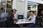 Foto zur News: Daniel Ricciardo (Red Bull) und Paul di Resta