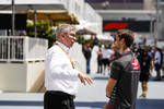 Foto zur News: Ross Brawn und Romain Grosjean (Haas)