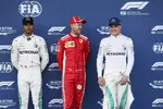 Foto zur News: Lewis Hamilton (Mercedes), Sebastian Vettel (Ferrari) und Valtteri Bottas (Mercedes)