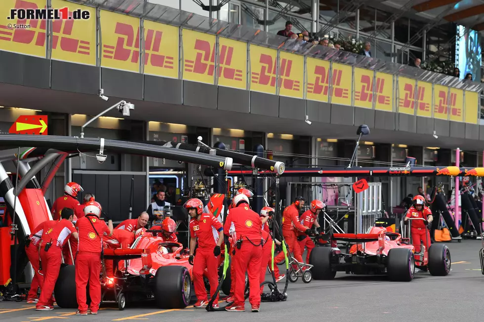 Foto zur News: Sebastian Vettel (Ferrari) und Kimi Räikkönen (Ferrari)