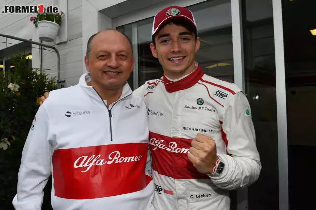 Foto zur News: Charles Leclerc und sein Teamchef Frederic Vasseur hatten Grund zum Feiern, aber der Franzose war nicht der einzige Gratulant ...