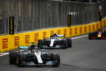 Foto zur News: Lewis Hamilton (Mercedes), Valtteri Bottas (Mercedes) und Daniel Ricciardo (Red Bull)