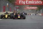 Foto zur News: Carlos Sainz (Renault) und Max Verstappen (Red Bull)