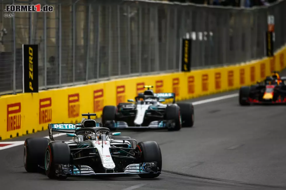 Lewis Hamilton (Mercedes), Valtteri Bottas (Mercedes) und Daniel Ricciardo (Red Bull) Foto zur News: Lewis Hamilton (Mercedes), Valtteri Bottas (Mercedes) und Daniel Ricciardo (Red Bull)