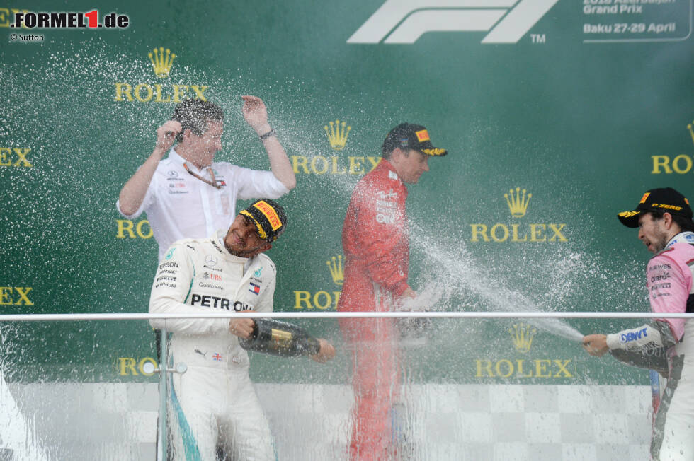 Foto zur News: Kimi Räikkönen (Ferrari), Lewis Hamilton (Mercedes) und Sergio Perez (Force India)
