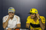 Foto zur News: Fernando Alonso (McLaren) und Carlos Sainz (Renault)