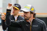 Foto zur News: Stoffel Vandoorne (McLaren) und Fernando Alonso (McLaren)