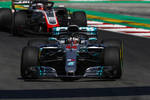 Foto zur News: Lewis Hamilton (Mercedes) und Kevin Magnussen (Haas)