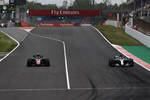 Foto zur News: Kevin Magnussen (Haas) und Lewis Hamilton (Mercedes)