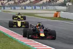 Foto zur News: Daniel Ricciardo (Red Bull), Carlos Sainz (Renault) und Nico Hülkenberg (Renault)