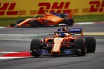 Foto zur News: Fernando Alonso (McLaren) und Stoffel Vandoorne (McLaren)