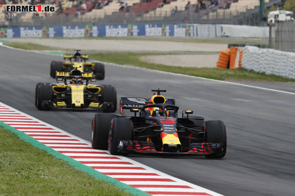 Foto zur News: Daniel Ricciardo (Red Bull), Carlos Sainz (Renault) und Nico Hülkenberg (Renault)