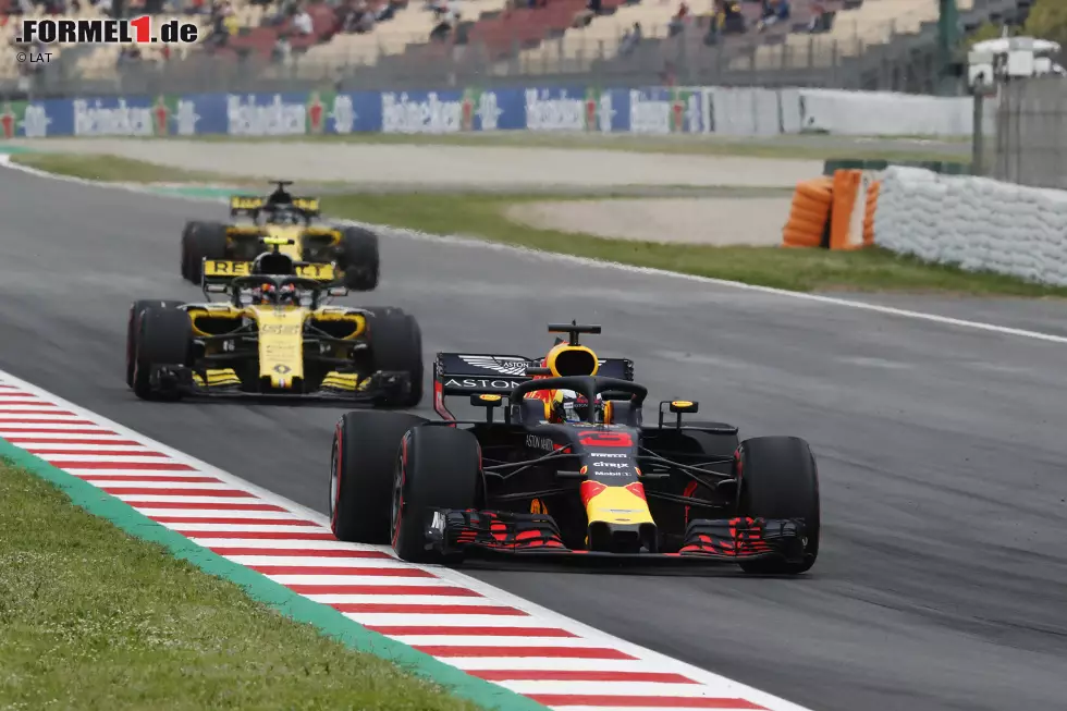 Foto zur News: Daniel Ricciardo (Red Bull), Carlos Sainz (Renault) und Nico Hülkenberg (Renault)