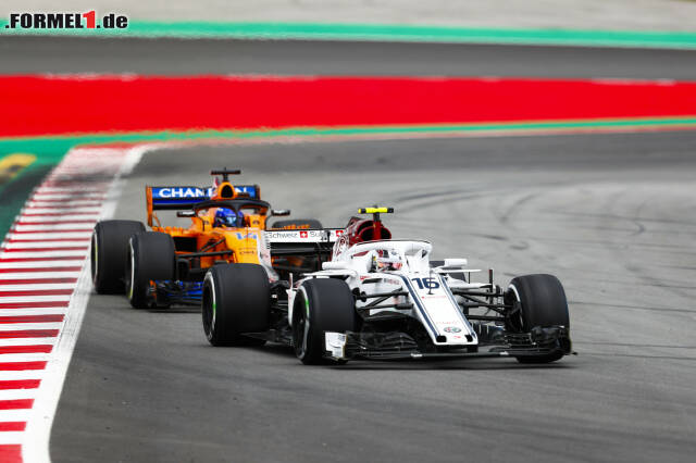 Foto zur News: 43 Runden lang hielt Charles Leclerc McLaren-Star Fernando Alonso hinter sich. Nach dem Rennen gratulierte ...