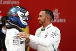 Foto zur News: Lewis Hamilton (Mercedes) und Valtteri Bottas (Mercedes)