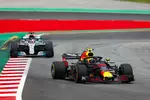 Foto zur News: Max Verstappen (Red Bull) und Lewis Hamilton (Mercedes)