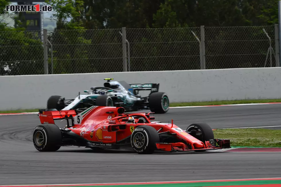 Foto zur News: Sebastian Vettel (Ferrari) und Valtteri Bottas (Mercedes)