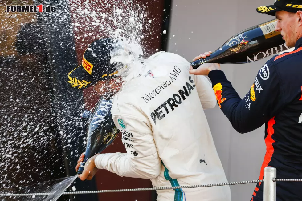 Foto zur News: Max Verstappen (Red Bull) und Lewis Hamilton (Mercedes)